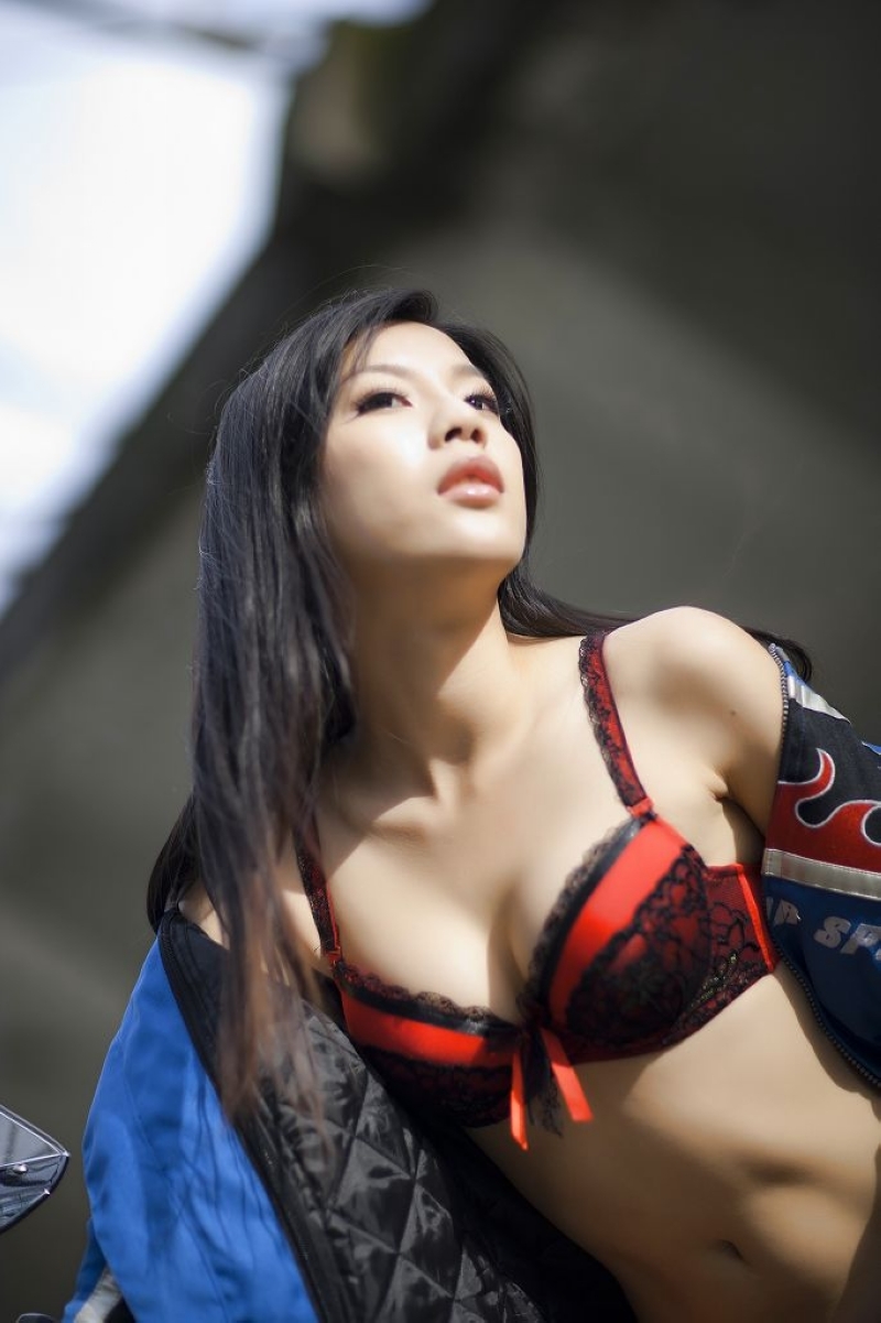 重机车比尼写真美女  [凱渥@ Lina]